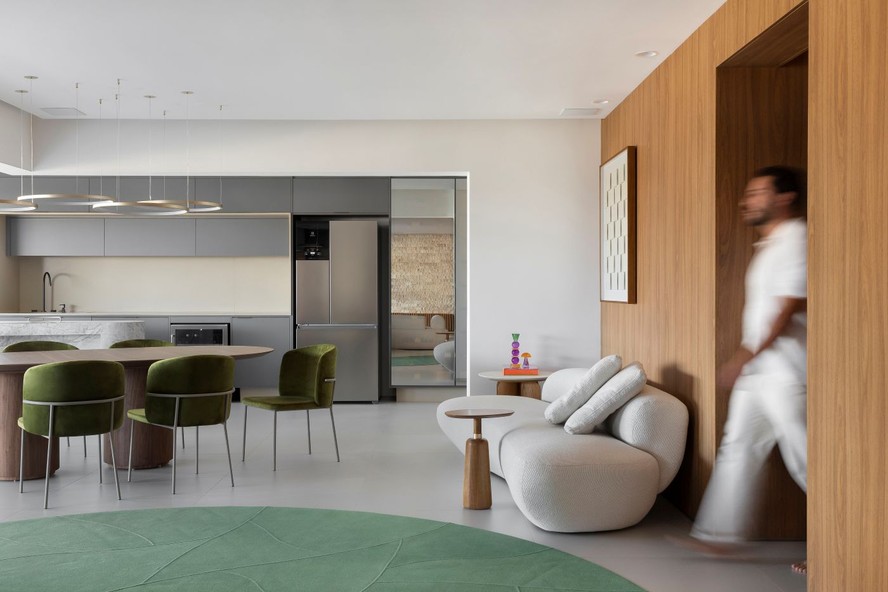 Área social espaçosa e toques modernistas marcam apartamento paulista