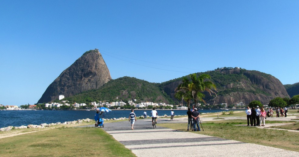 O Aterro do Flamengo é hoje um dos principais espaços de lazer e circulação de pedestres no Rio de Janeiro, combinando áreas verdes, eventos culturais e esportivos — Foto: Luciano Espirito Santo/Wikimedia Commons