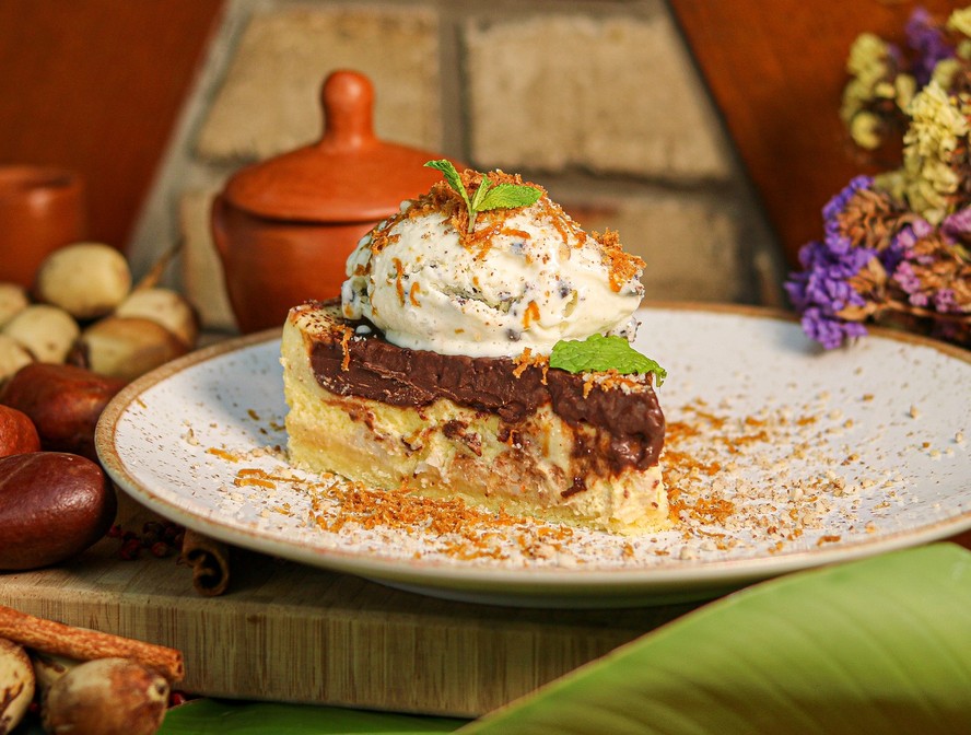 Receita de bolo da Caatinga, com cheesecake de licuri, creme de umbu-cajá e ganache de chocolate, pode ser acompanhada de sorvete de maracujá e raspas de rapadura
