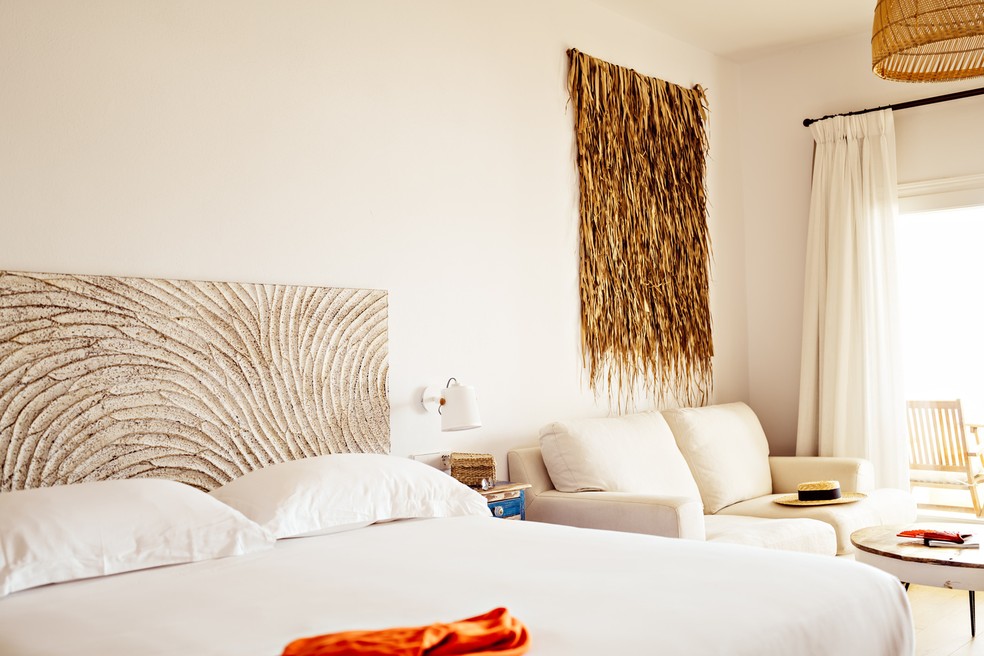 A cor branca predomina nas paredes e na maioria dos móveis dos quartos do hotel Petúnia, mas há também elementos estruturais e decorativos de madeira — Foto: Benoit Linero / Divulgação