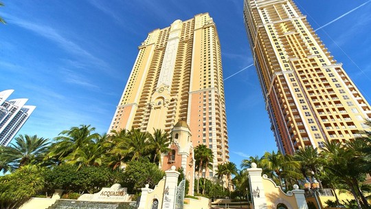 Hotel luxuoso em praia de Miami realça a arquitetura neoclássica 