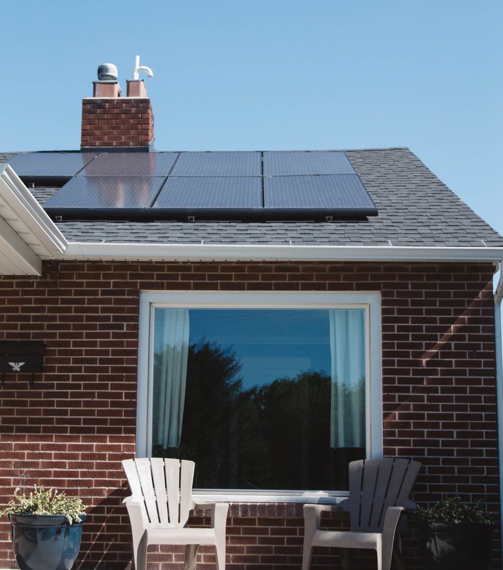 A instalação de painéis solares ajuda a diminuir a dependência da rede elétrica convencional e gera eletricidade limpa e renovável — Foto: Unsplash / @vivintsolar / CreativeCommons