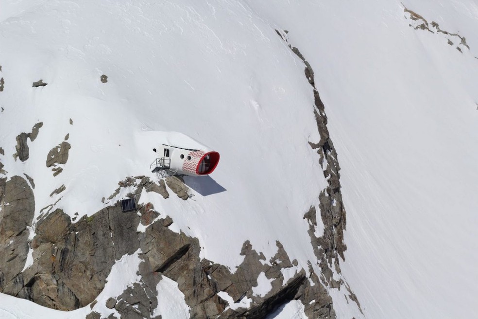 A cápsula fica suspensa na geleira Frebouze, sobre o Vale de Aosta, e foi feita para aguentar o clima extremo — Foto: Leaf Factory / Divulgação
