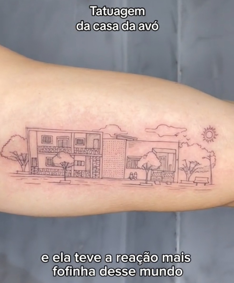 Além da casa da avó, o homem tatuou a casa de um amigo falecido no braço — Foto: TikTok / @andressakawasaki / Reprodução