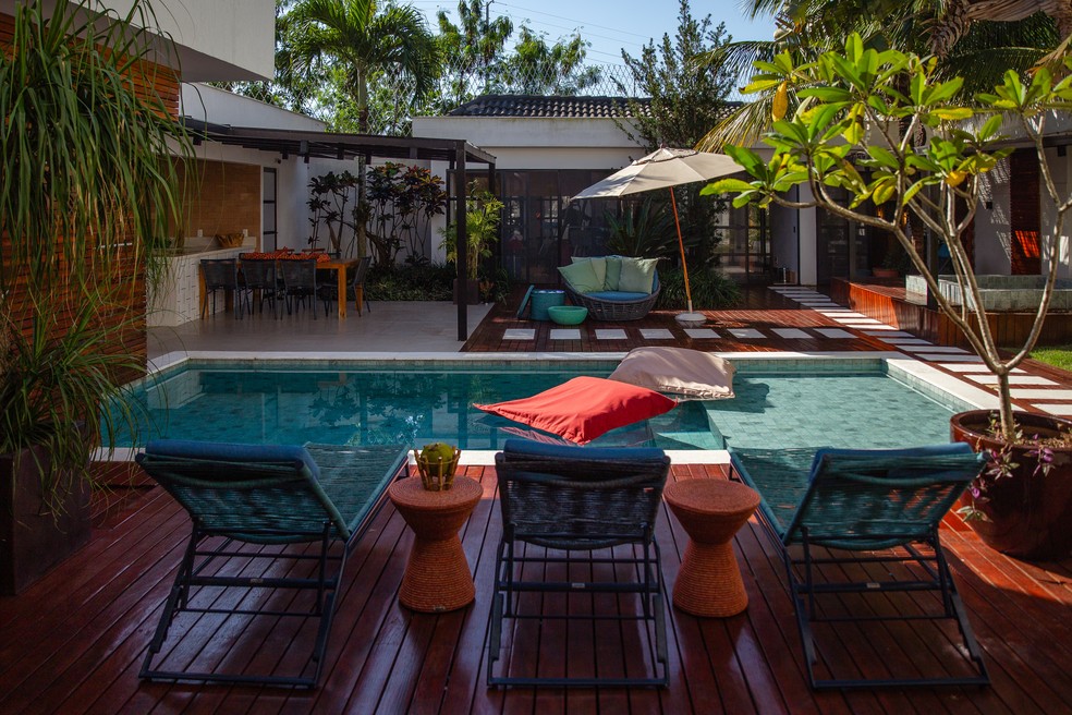 Neste espaço pensado para receber amigos, os móveis são de corda náutica e as almofadas da Tidelli Rio. Projeto do escritório Fibo Arquitetura — Foto: Eduardo de Paulla / Divulgação