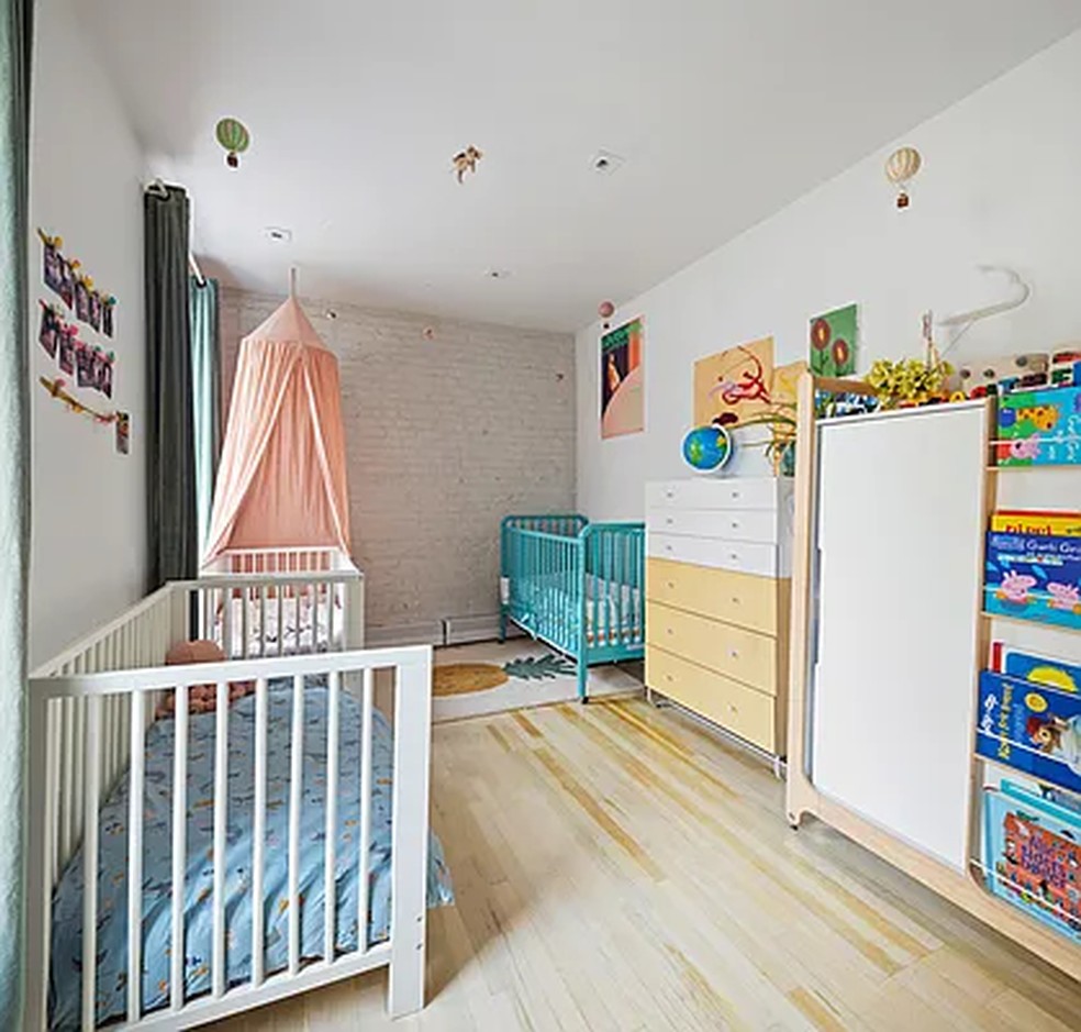No quarto da bebê, o nome Agathe escrito com blocos de letras está em cima do armário — Foto: StreetEasy / Reprodução