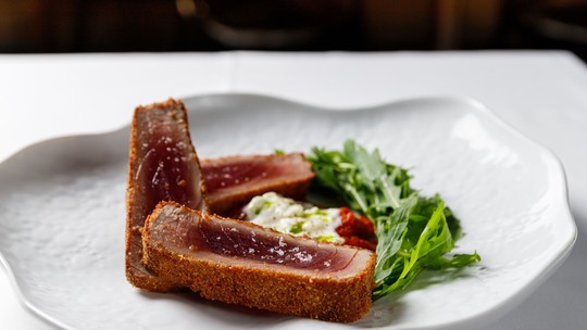 Cotoletta di tonno: receita de atum com stracciatella e molho de tomate