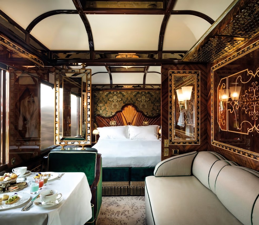 As Grands Suites do Orient Express tem sala e banheiros privativos, além de cama queen size — Foto: Belmond / Reprodução