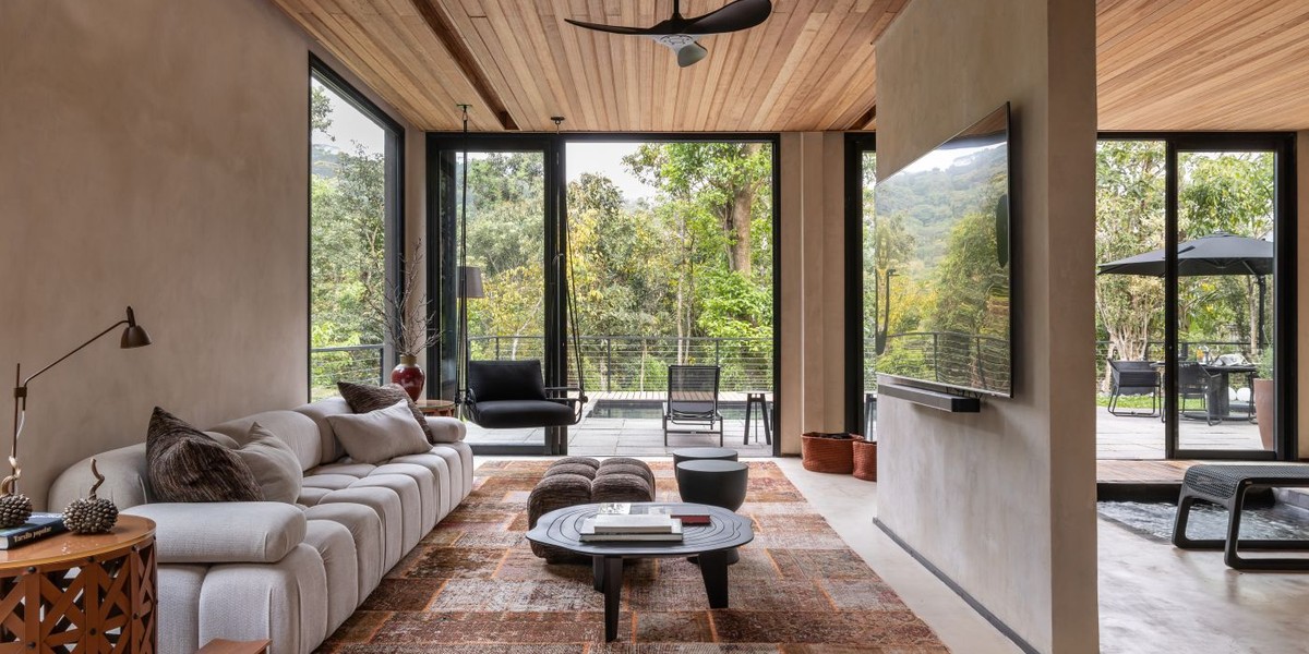 Casa na serra passa por reforma para ficar mais integrada e aberta à natureza