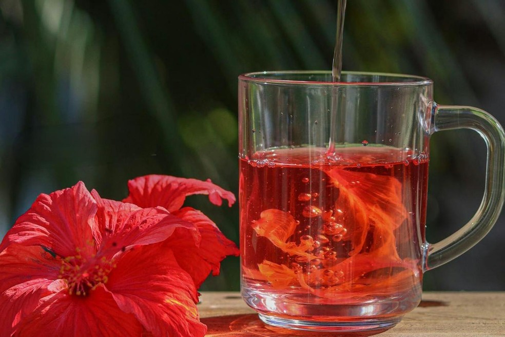 O chá hibisco tradicional pode ser complementado com canela, gengibre, casca de laranja, cravo ou cardamomo — Foto: Pexels/sima/Creative Commons