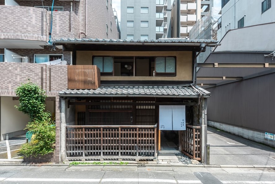 Uma antiga residência no Japão foi transfigurada em um estabelecimento contemporâneo