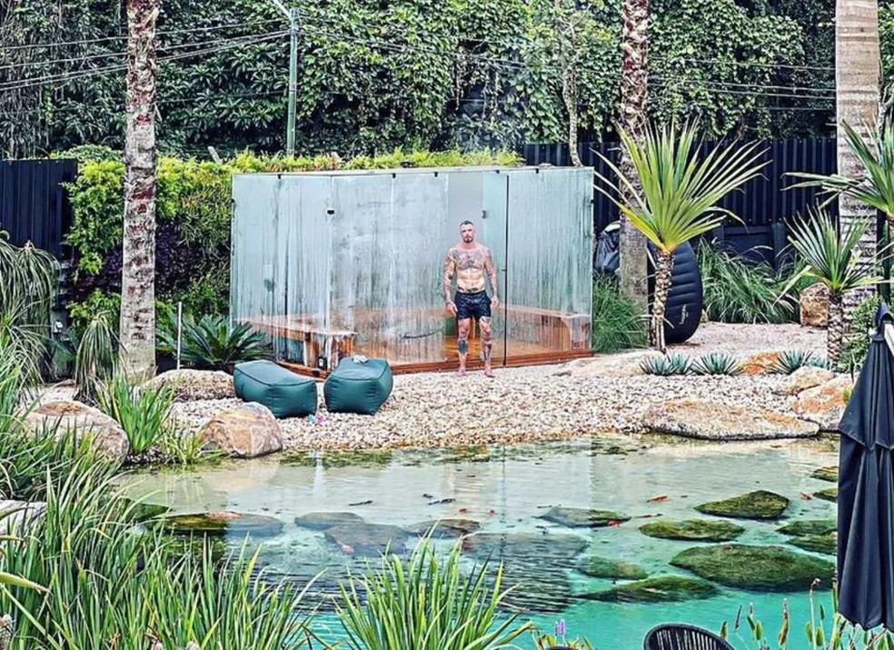 Felipe Titto tem sauna de vidro na área externa da sua mansão — Foto: Instagram / Reprodução