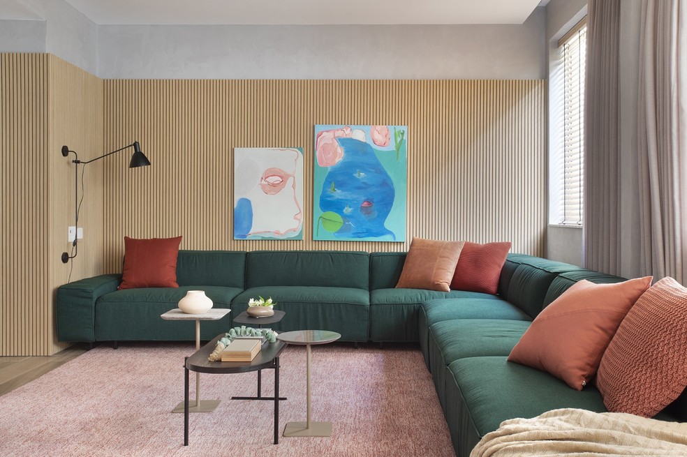 O sofá de canto na cor verde chama a atenção na sala projetada pelo escritório UP3 Arquitetura — Foto: Denílson Machado / MCA Estúdio / Divulgação