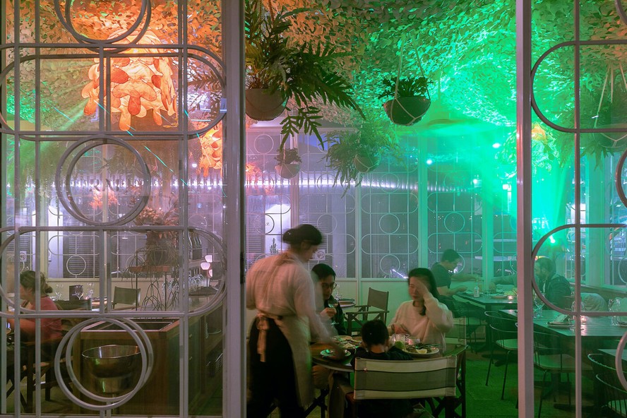 A iluminação sugerida pela IA criou uma atmosfera etérea no restaurante