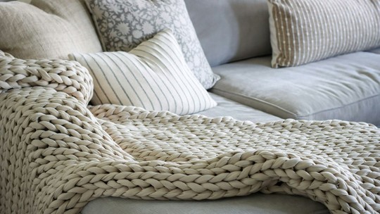 7 dicas para não errar na hora de usar mantas no sofá