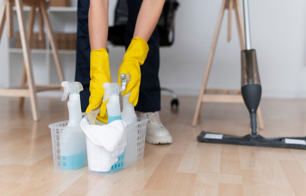 Ter um cronograma de limpeza com todas as tarefas domésticas permite ter mais controle e organização de sua casa — Foto: Freepik / Creative Commons