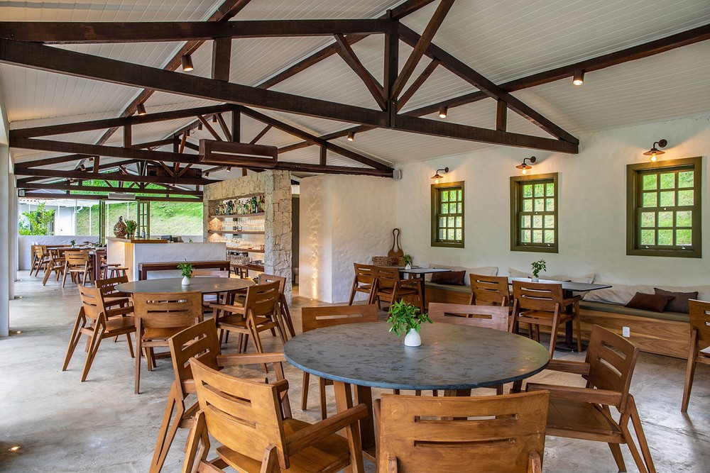 Restaurante com 'cara de casa' cria conexão com a natureza ao redor