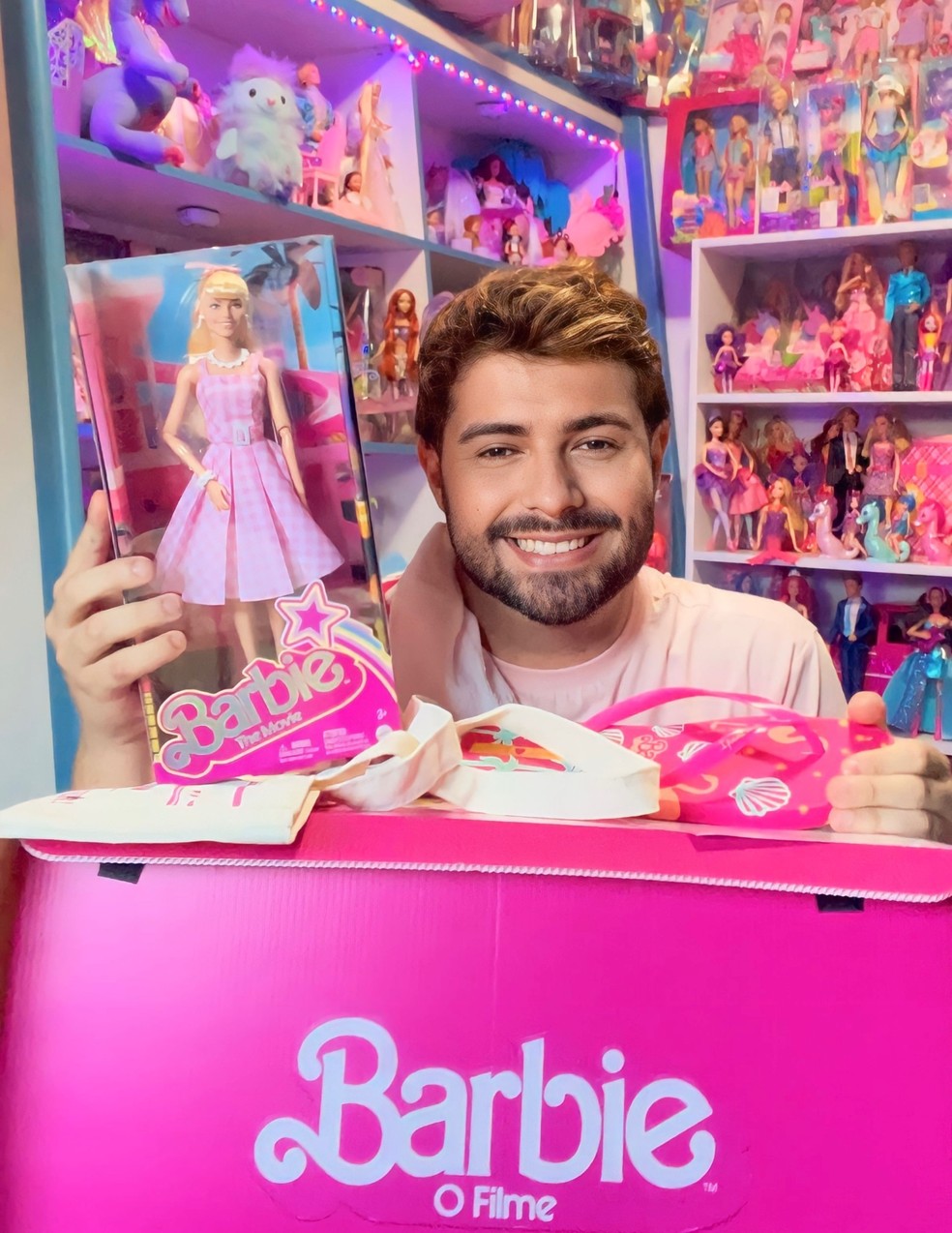 Richard Pessato é colecionador de bonecas do filmes da Barbie. Com mais de 250 peças, recebeu da Mattel a sua primeira Barbie do novo filme — Foto: Divulgação / Richard Pessato