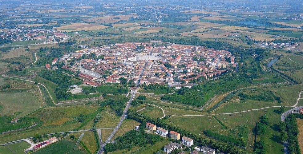 A cidade de Palmonova foi criada no formato de uma estrela de nove pontas completamente simtrica  Foto: Carsten Steger/Wikimedia Commons