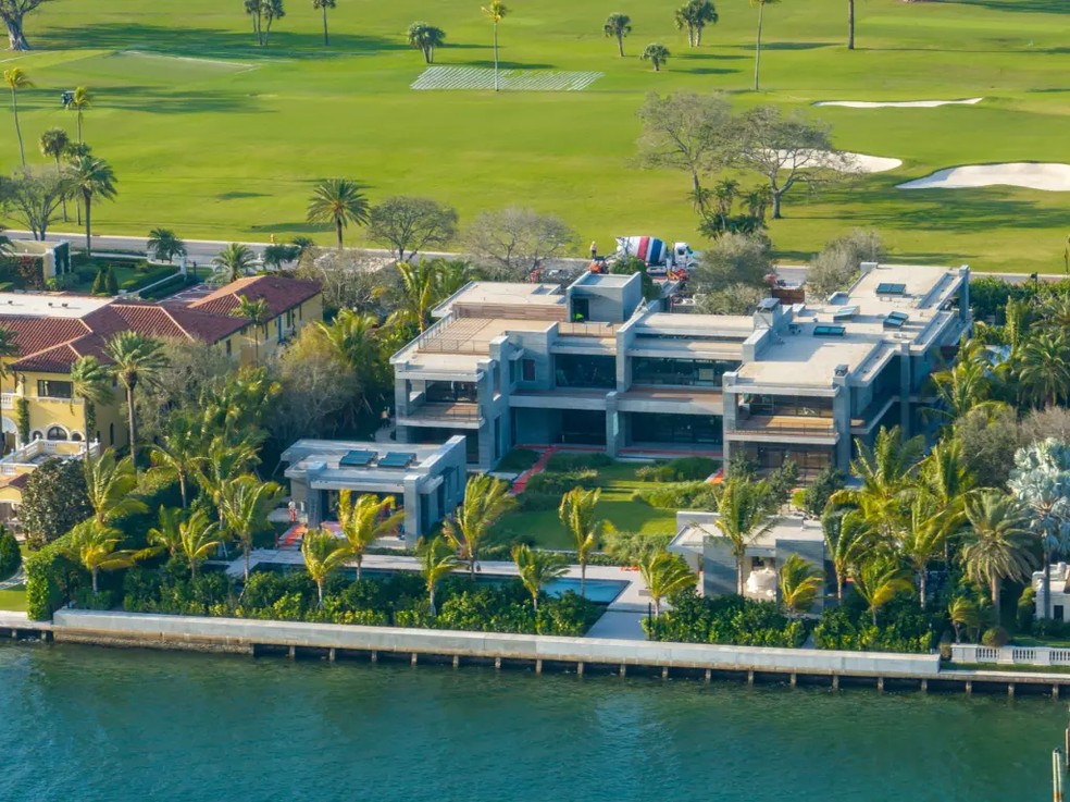 Mansão de Tom Brady na "ilha dos bilionários" na Flórida está quase
