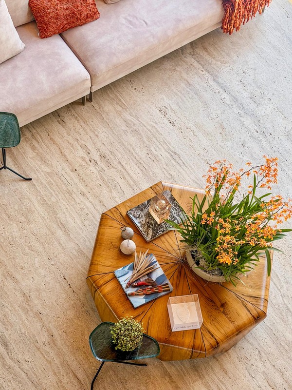 Casa no interior aposta na integração com a paisagem para desacelerar a ...