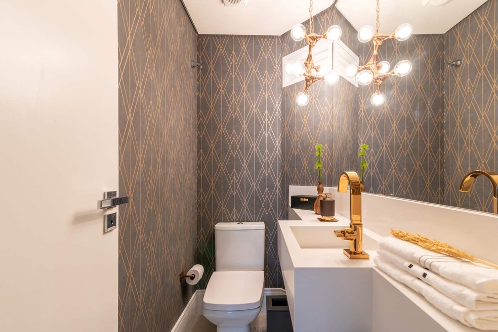 Em um lavabo sem janelas, o papel de parede pode ser usado, de preferência, o vinílico. Projeto da arquiteta Isabella Nalon — Foto: Julia Herman/ Divulgação