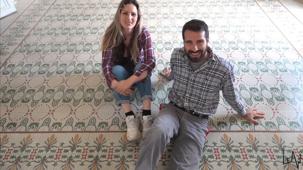O piso restaurado, o primeiro resultado da reforma, é o destaque da casa — Foto: YouTube / @leaw / Reprodução