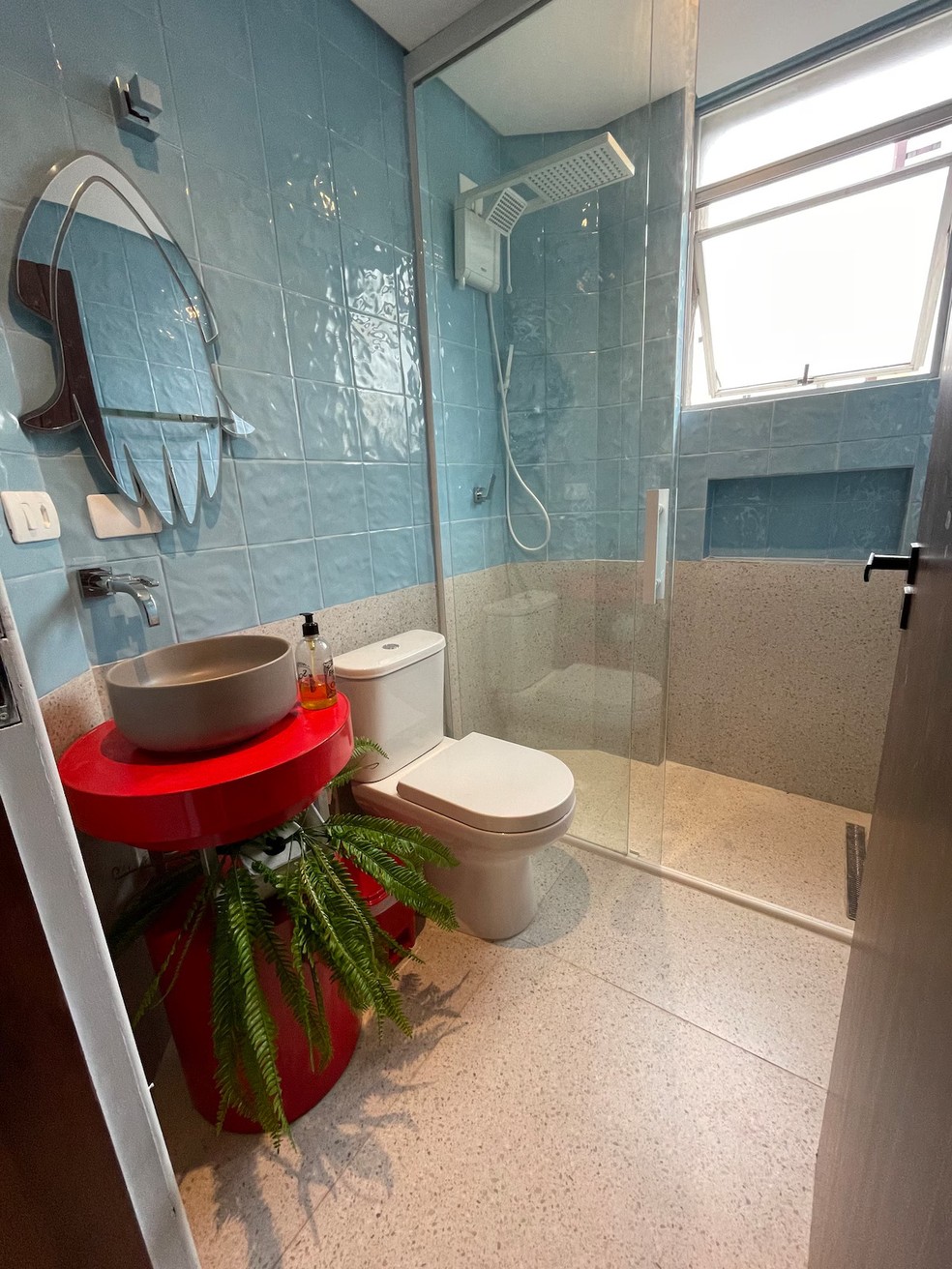 A decoração do banheiro remete às fases de fundo do mar do jogo, que contam com uma lula como inimigo — Foto: Airbnb / Reprodução