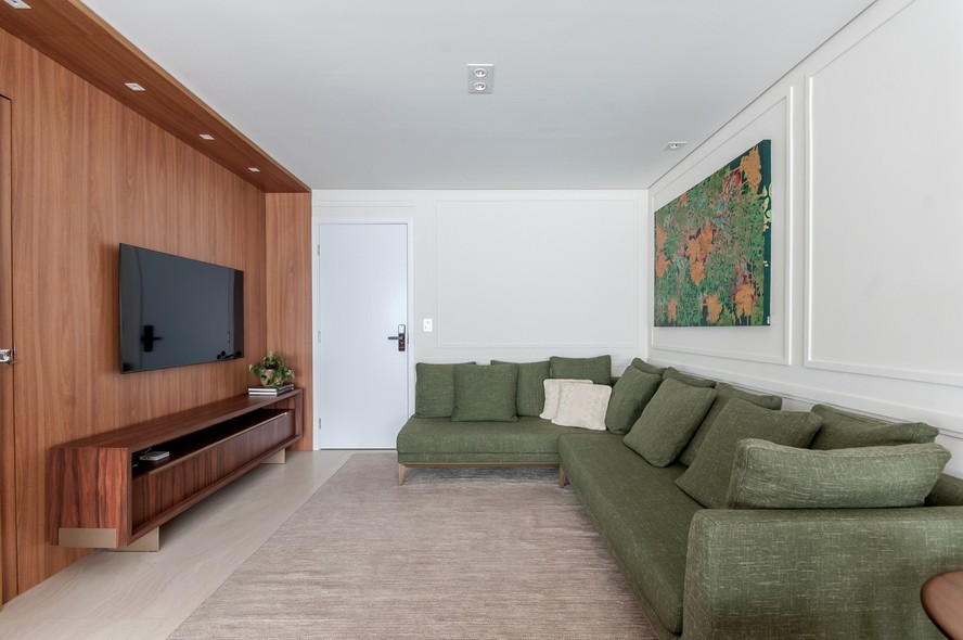 SALA | O espaçoso sofá, de Fernando Jaeger, é um convite ao conforto. Luminária são do Studio Projeto Led
