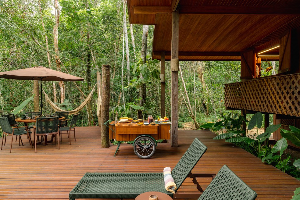 O deque externo é ideal para começar o dia com farto café da manhã — Foto: Manuel Sá/Divulgação