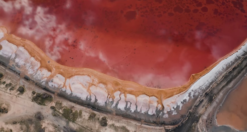 O lago siberiano também pode ter tons de vermelho, dependendo do local  — Foto: YouTube / Vadim Makhorov / Reprodução