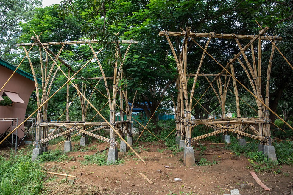 Os feixes de bambu são fixados cm cintas de aço em uma oficina da Housing Now e levados ao local de construção — Foto: Aung Htay Hlaing/Divulgação