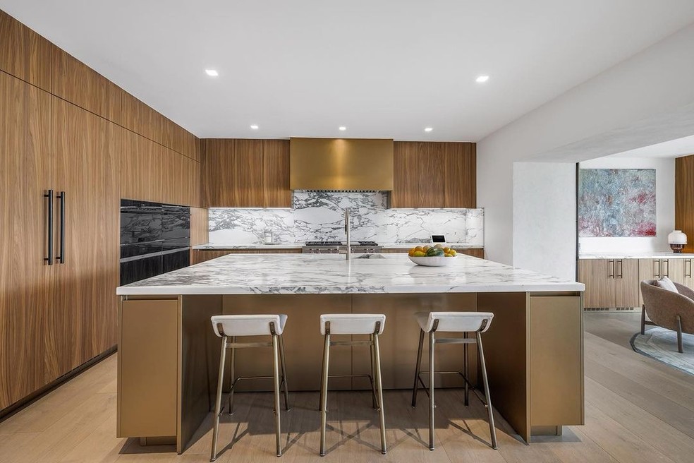A cozinha moderna tem uma bancada grande para refeições — Foto: Instagram @goldendina / Reprodução