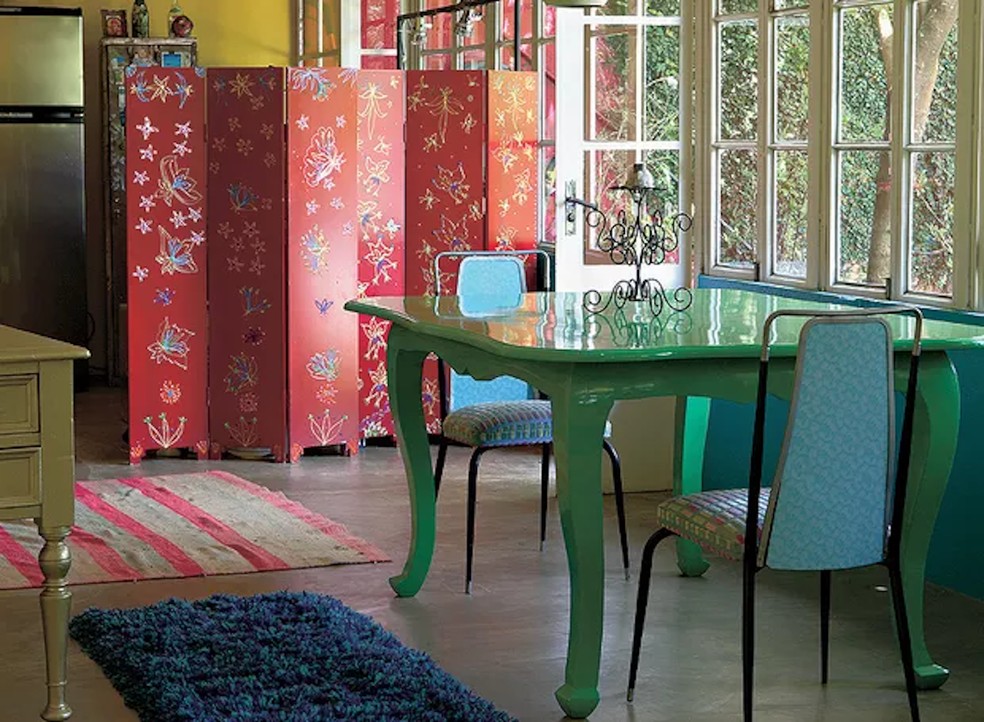 Um biombo colorido e chamativo foi usado para separar a cozinha da sala de jantar. Projeto da decoradora Neza Cesar — Foto: Marcos Antonio / Editora Globo