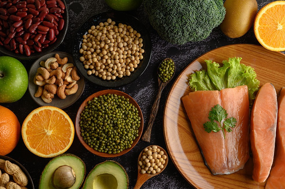 Peixe, castanhas, leguminosas, verduras de folhas escuras e abacate são alguns dos alimentos recomendados para combater sintomas de TPM — Foto: Freepik / CreativeCommons
