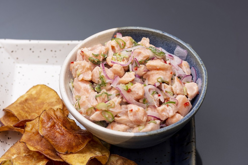 A receita de ceviche de salmão pode ser servida com chips de batata-doce — Foto: Marcia Moreno / Divulgação