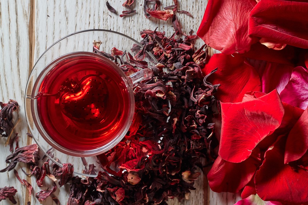 O chá de hibisco é diurético e pode contribuir para o emagrecimento, desde que aliado a outros hábitos saudáveis — Foto: Thinkstock