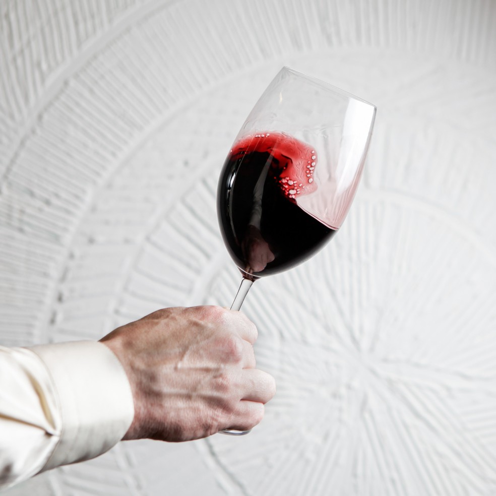Se você não tiver um decanter, pode fazer a aeração com a própria taça, realizando algumas voltas em sua parede com o vinho — Foto: Freepik / @8photo / CreativeCommons