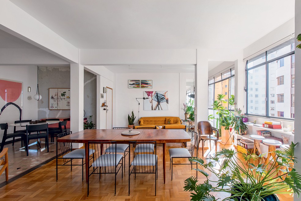 Reforma amplia área social de apartamento banhado por luz natural