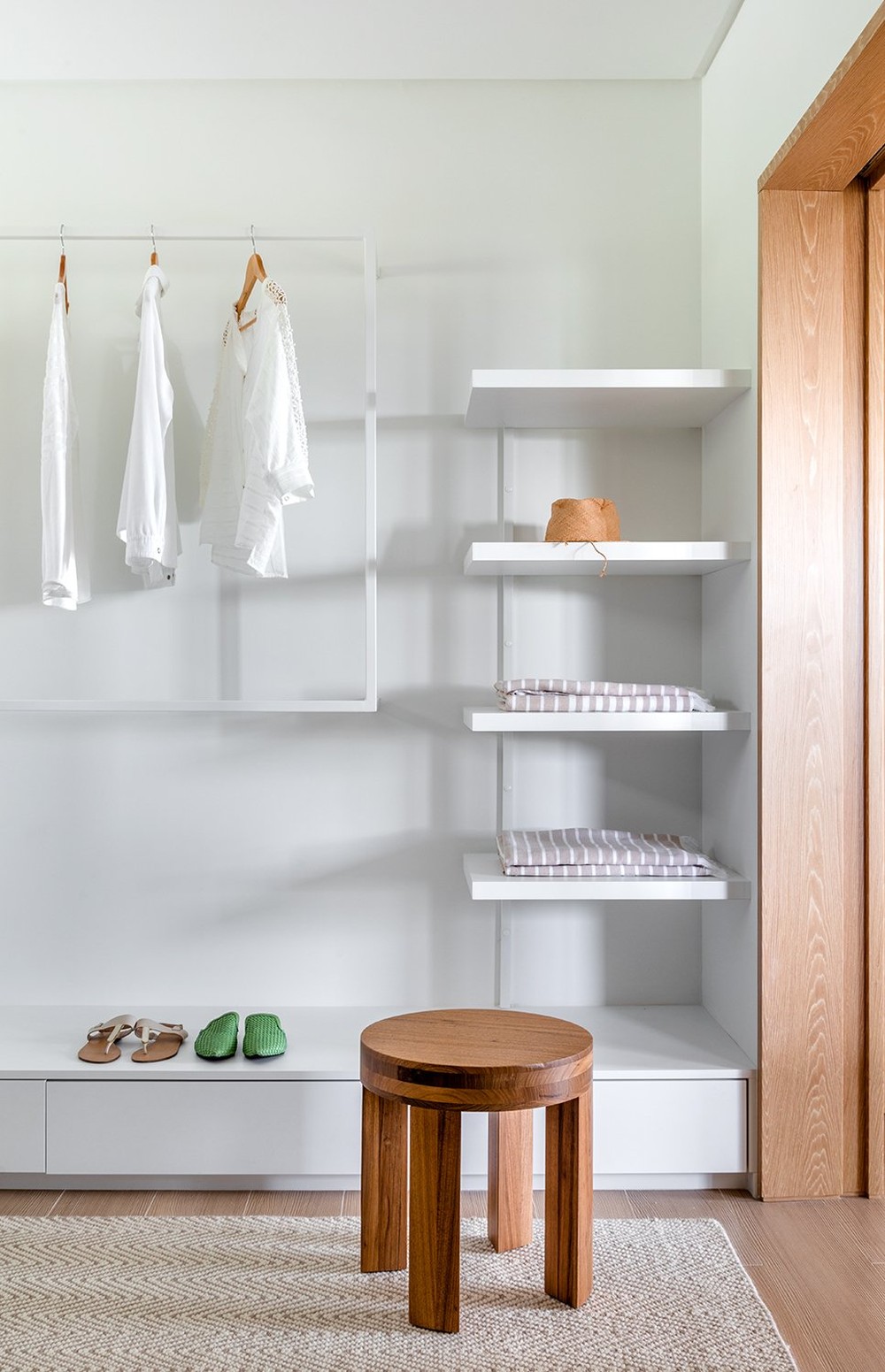 Closet aberto simples: dicas para montar o seu e 10 modelos para se ...