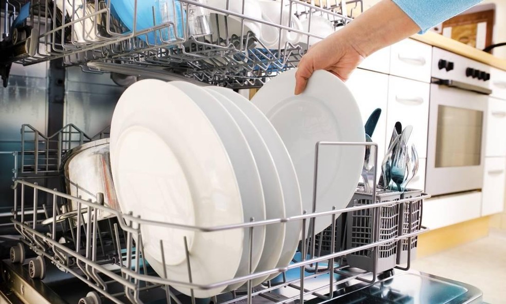 Cuidado ao usar alguns objetos na lava-louças. (Foto: Getty Images) — Foto: Casa e Jardim