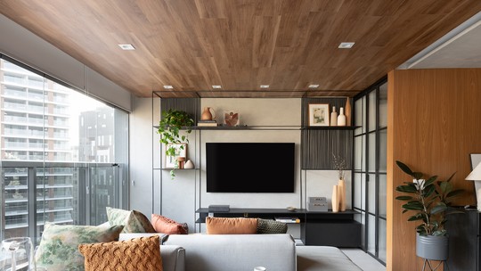 Contemporâneo e aconchegante, projeto reproduz clima de casa em apê de 109 m²
