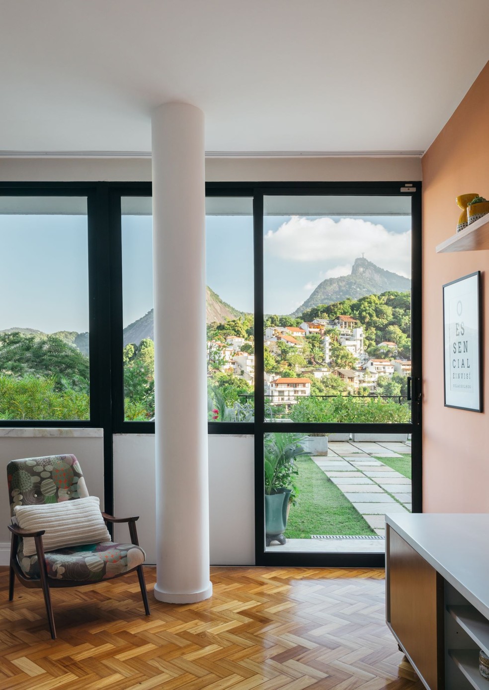 Emoldurando a paisagem: casas brasileiras com aberturas