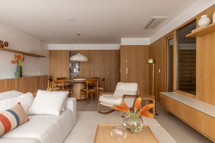Apartamento minimalista de 196 m² traz boas soluções em marcenaria