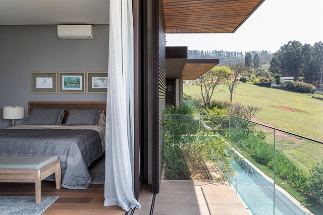 Casa contemporânea é envolvida pela natureza e se integra à paisagem