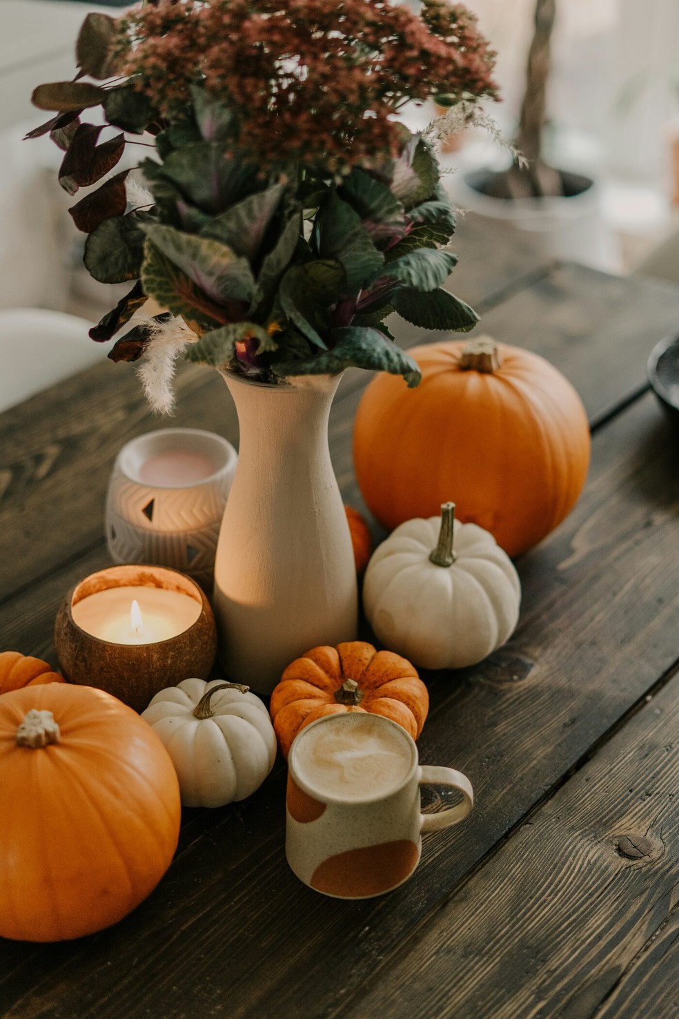 Velas nas cores do Halloween e aromas característicos podem ajudar a criar o clima para a celebração — Foto: Toa Heftiba/Unsplash/Creative Commons