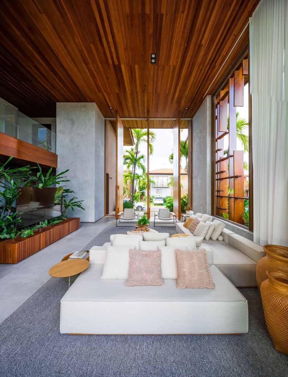Estilo tropical-contemporâneo de casa na Bahia cria clima de resort