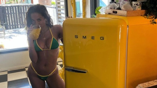Anitta posa com geladeira amarela com design retrô que custa R$ 22 mil