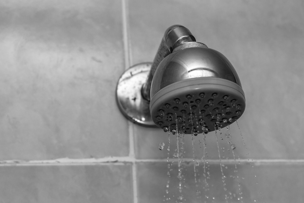 A água usada em chuveiros e torneiras pode ser reaproveitada nas descargas de vasos sanitários — Foto: Freepik/wirestock/Creative Commons