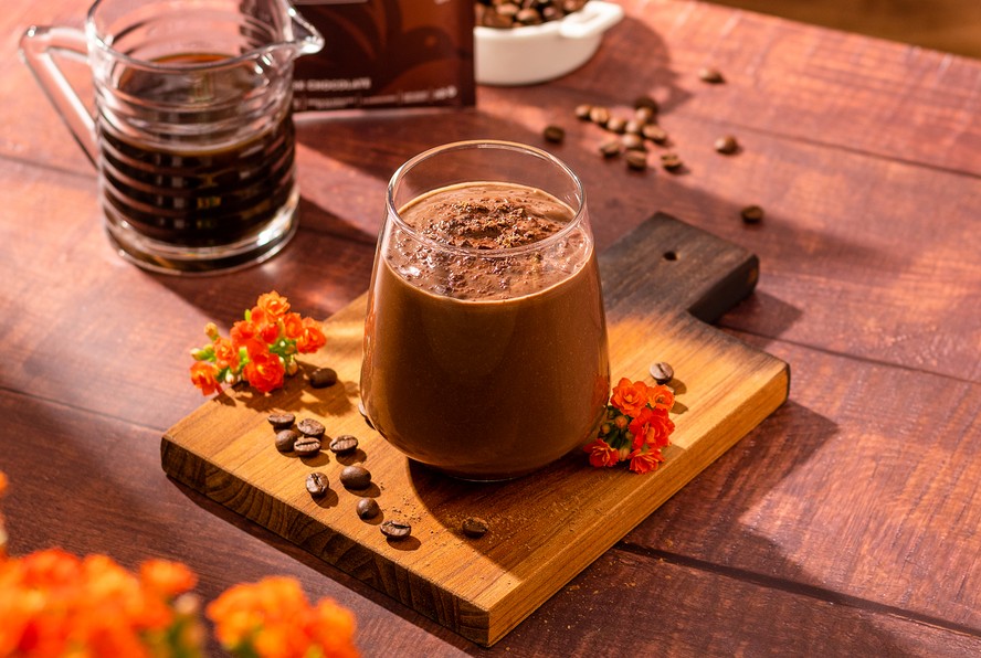 Receita de café gelado com abacate e suplemento de chocolate leva ingredientes simples e é fácil de fazer